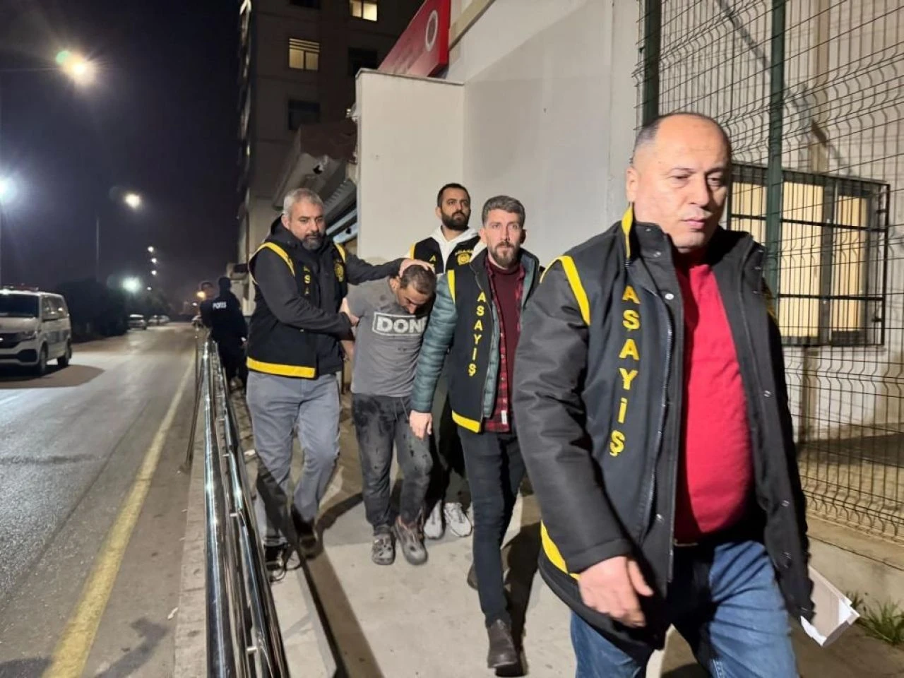 AVM’deki film gibi kuyumcu soygunun detayları ortaya çıktı: Herkes gitti zannetti, yakayı böyle ele verdi - 2. Resim