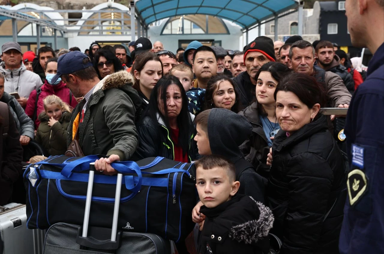 Deprem fırtınası durmuyor! Santorini'den kaçış başladı: Bölgede yaşanan depremlerin sayısı açıklandı - 2. Resim