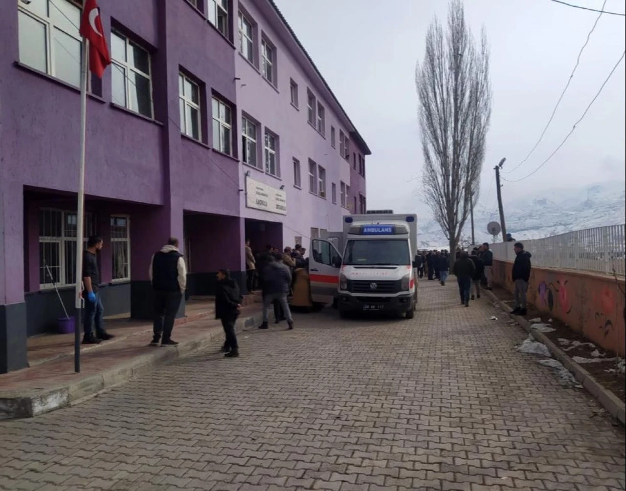 Hakkari'de okulda zehirlenme paniği: 34 öğrenci hastanelik oldu - 1. Resim