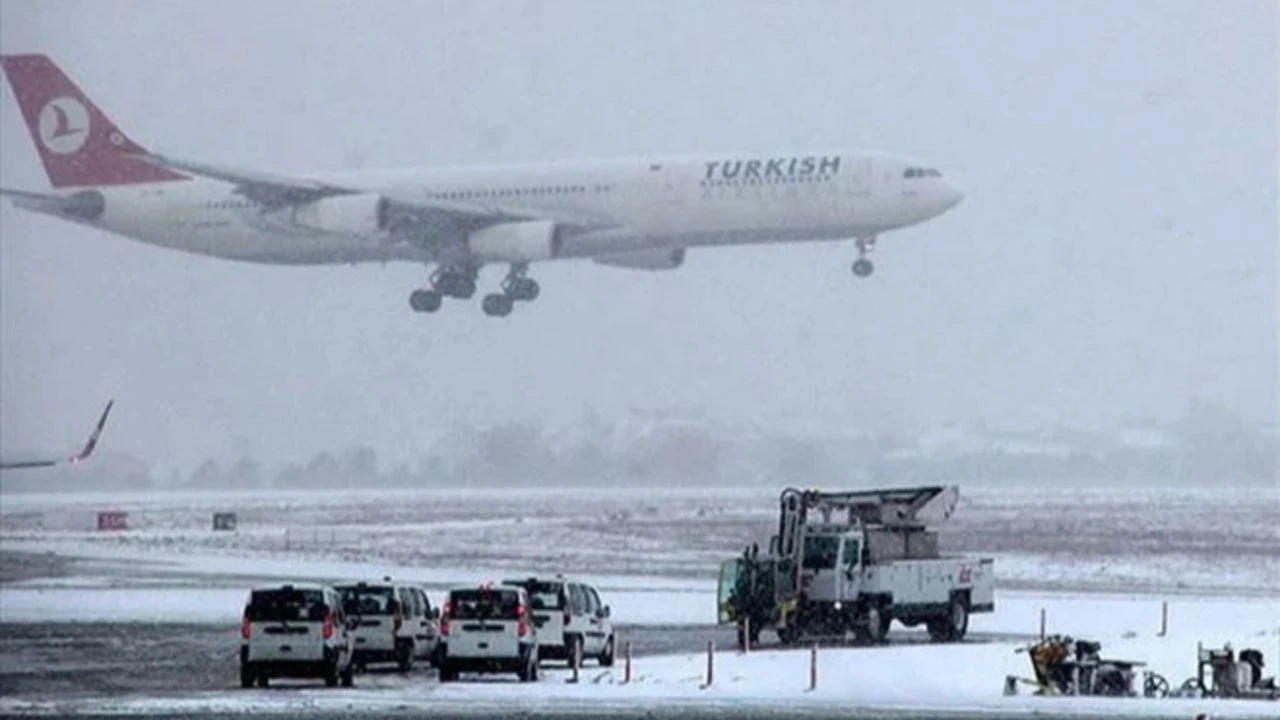 İstanbul&#039;da fırtına alarmı! Uçuşlar iptal edildi