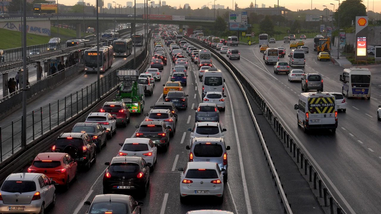 İstanbul&#039;da kar yağışı başladı, trafikte yoğunluk oluştu