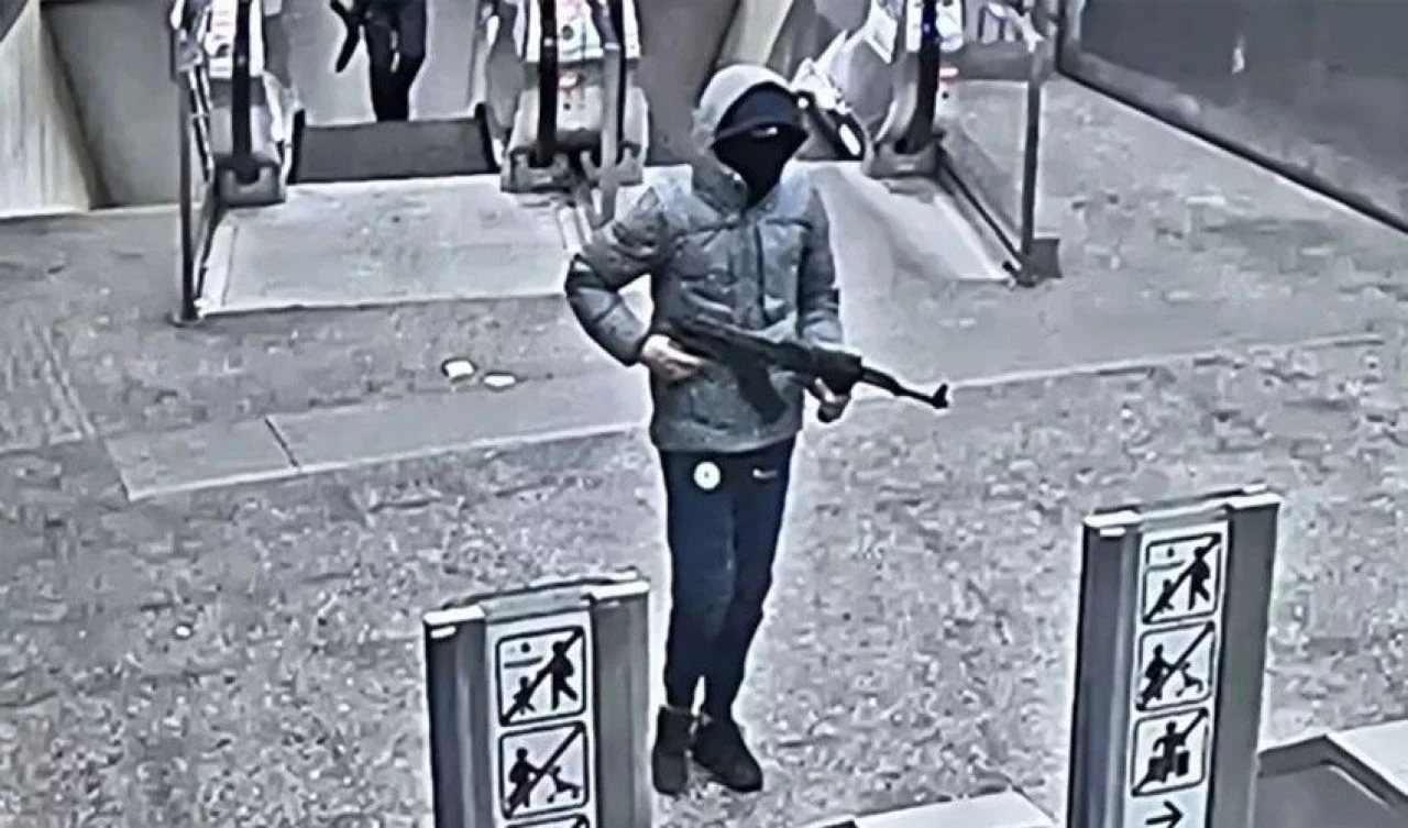 Metro istasyonunda kalaşnikof tüfekli, kar maskeli 2 saldırgan alarmı! Polis insan avı başlattı - 1. Resim
