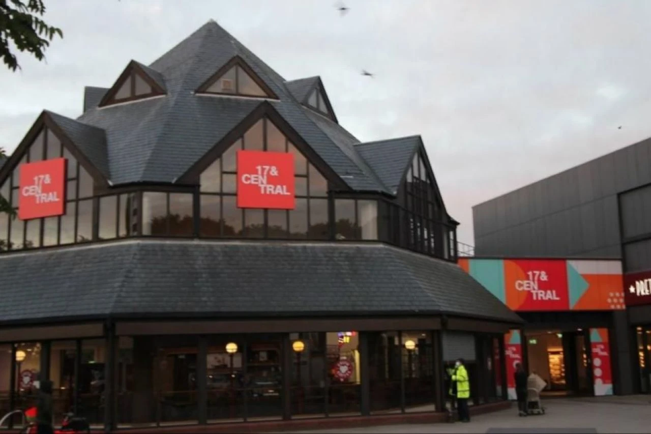 Ölen kızının cesedini senelerce sakladı! Cansız bedeni tekerlekli sandalyeyle gezdirirken yakalandı - 1. Resim