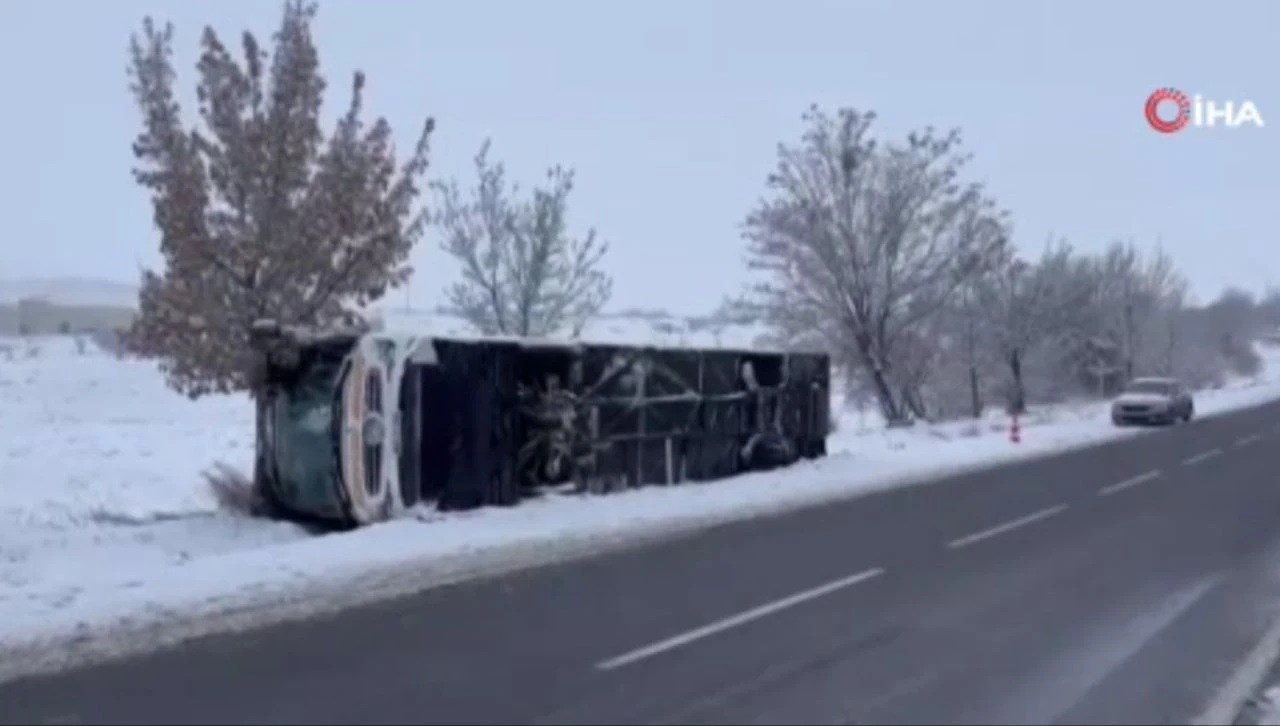 Yolcu otobüsü yan yattı: Çok sayıda yaralı var - 1. Resim