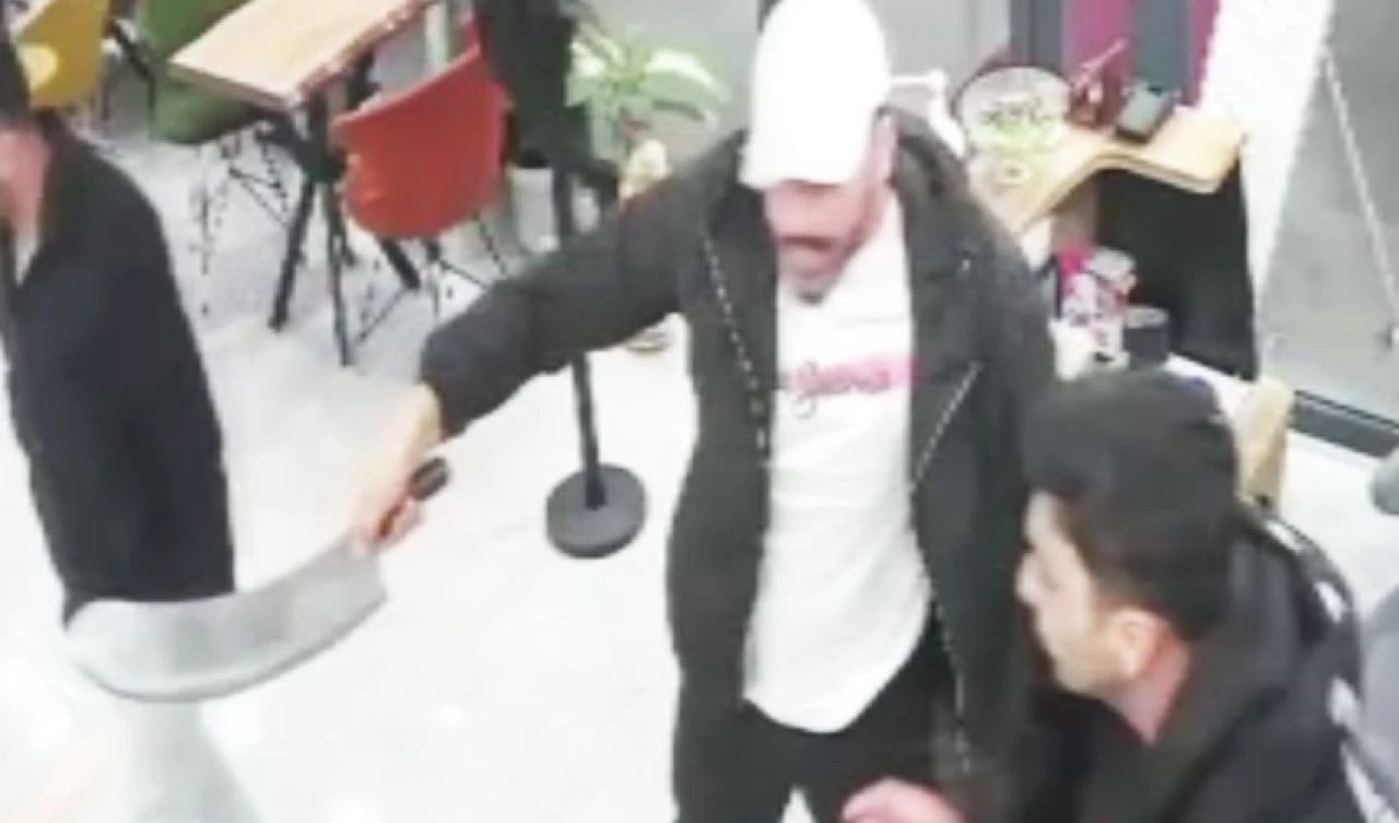 Büyükçekmece'de korku dolu anlar! Lokantayı basıp palayla dehşet saçtılar - 1. Resim