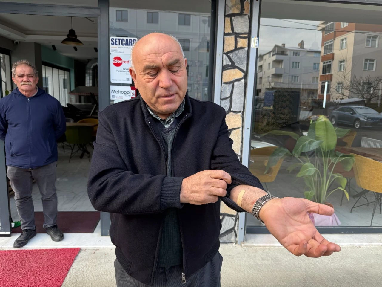 Büyükçekmece'de korku dolu anlar! Lokantayı basıp palayla dehşet saçtılar - 2. Resim