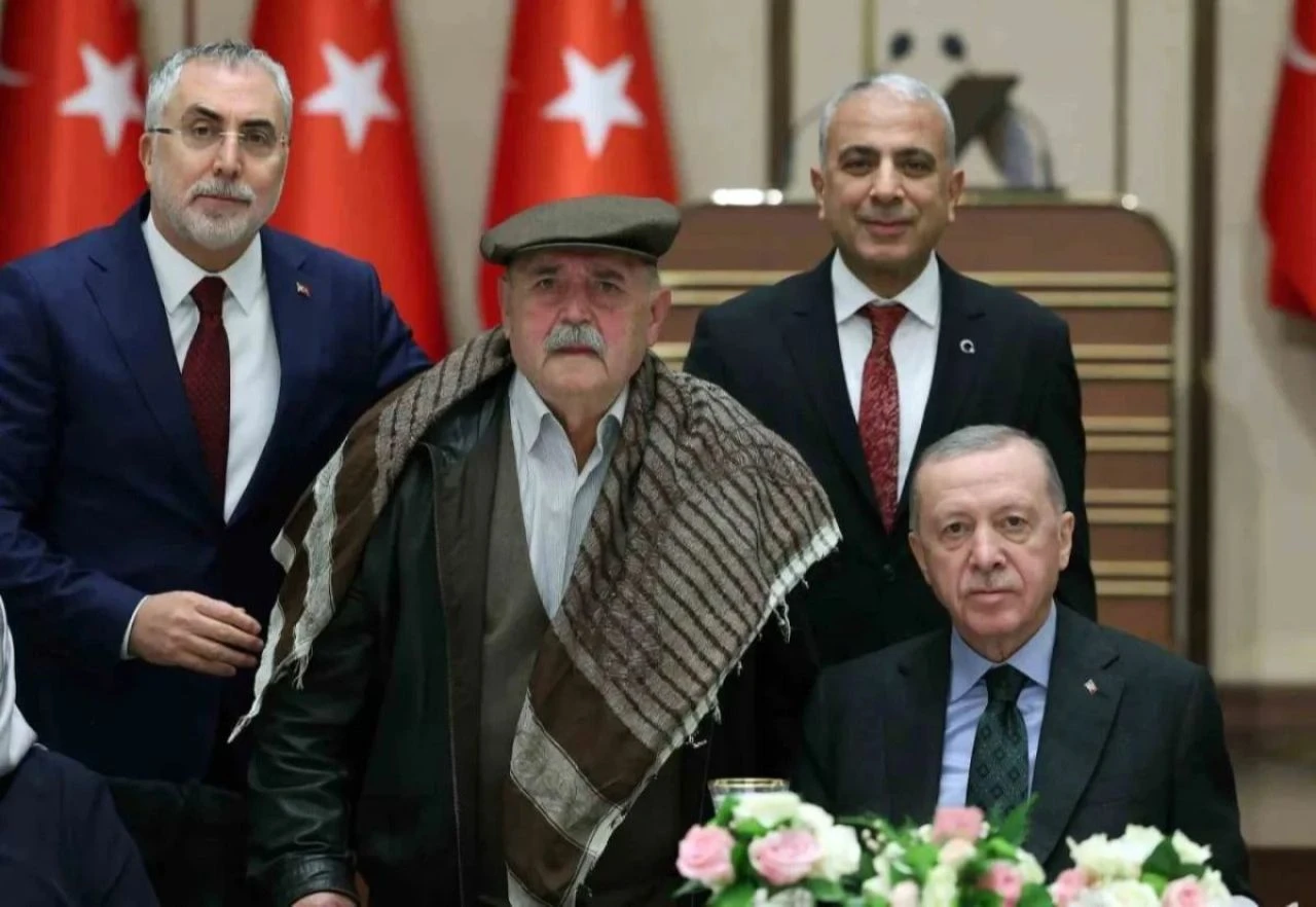 Emekli bayram ikramiyesi ne kadar yatacak? Ekonomist Muhammet Bayram rakam vererek açıkladı