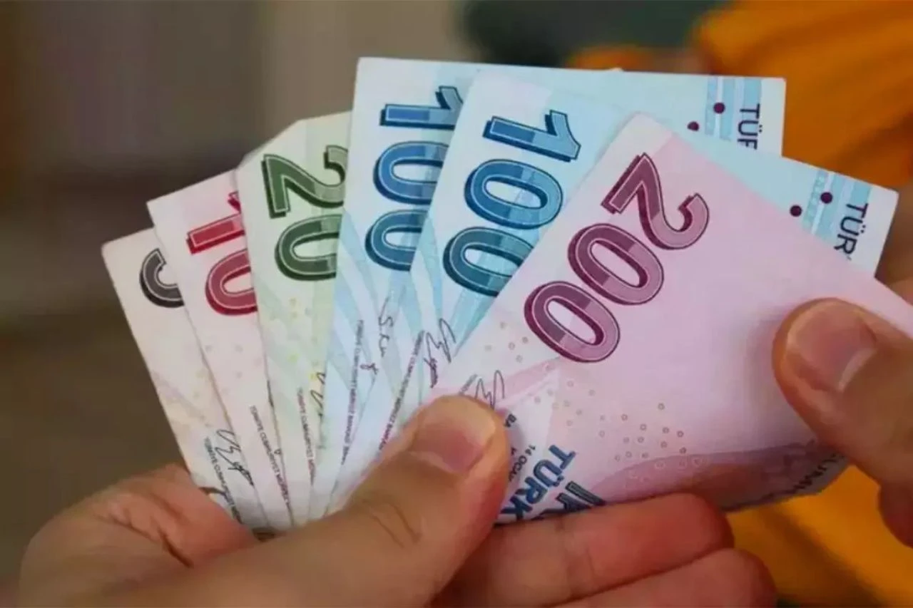 Emekli bayram ikramiyesi ne kadar yatacak? Ekonomist Muhammet Bayram rakam vererek açıkladı