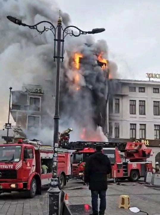 Eminönü'nde korkutan yangın! Ekipler müdahale ediyor - 1. Resim