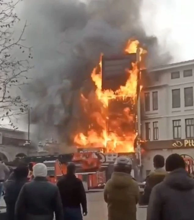 Eminönü'nde korkutan yangın! İstanbul Valisi açıkladı: Alevler kontrol altında - 2. Resim