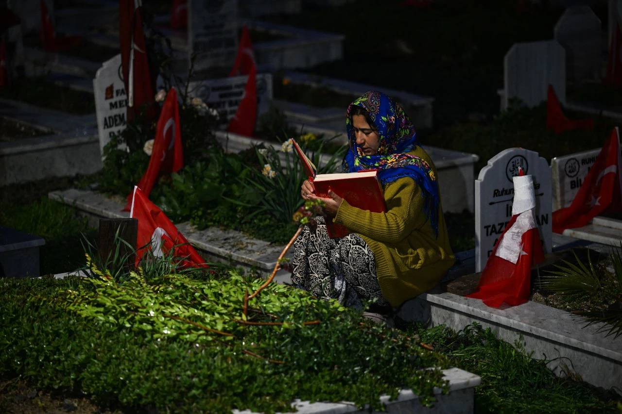 Hatay'da tüyleri diken diken eden anlar! Binlerce kişi hep bir ağızdan haykırdı: 'Sesimi duyan var mı?' - 5. Resim