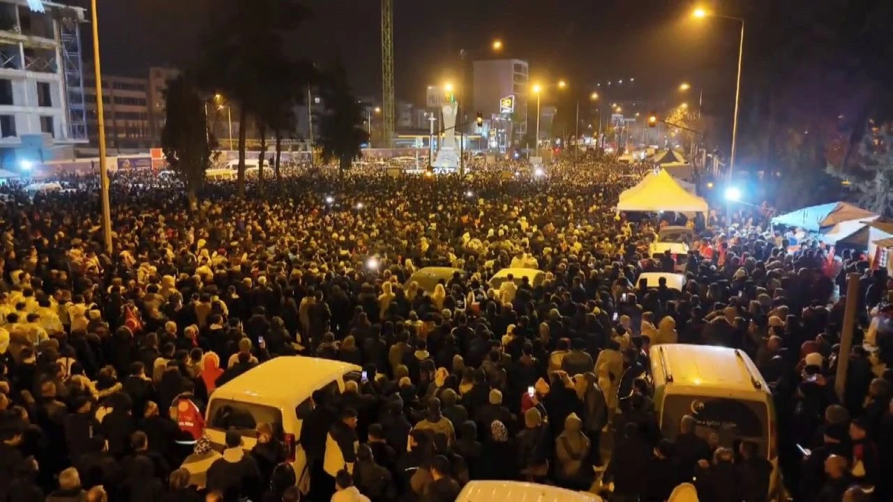 Hatay'da tüyleri diken diken eden anlar! Binlerce kişi hep bir ağızdan haykırdı: 'Sesimi duyan var mı?' - 8. Resim