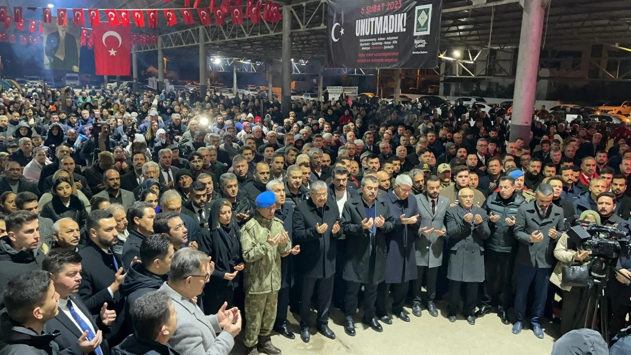 Hatay'da tüyleri diken diken eden anlar! Binlerce kişi hep bir ağızdan haykırdı: 'Sesimi duyan var mı?' - 6. Resim