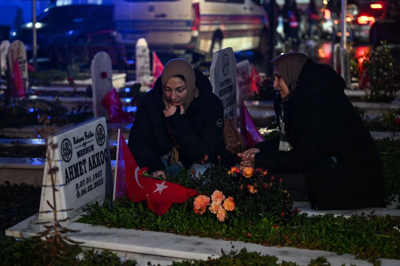 Hatay'da tüyleri diken diken eden anlar! Binlerce kişi hep bir ağızdan haykırdı: 'Sesimi duyan var mı?' - 4. Resim