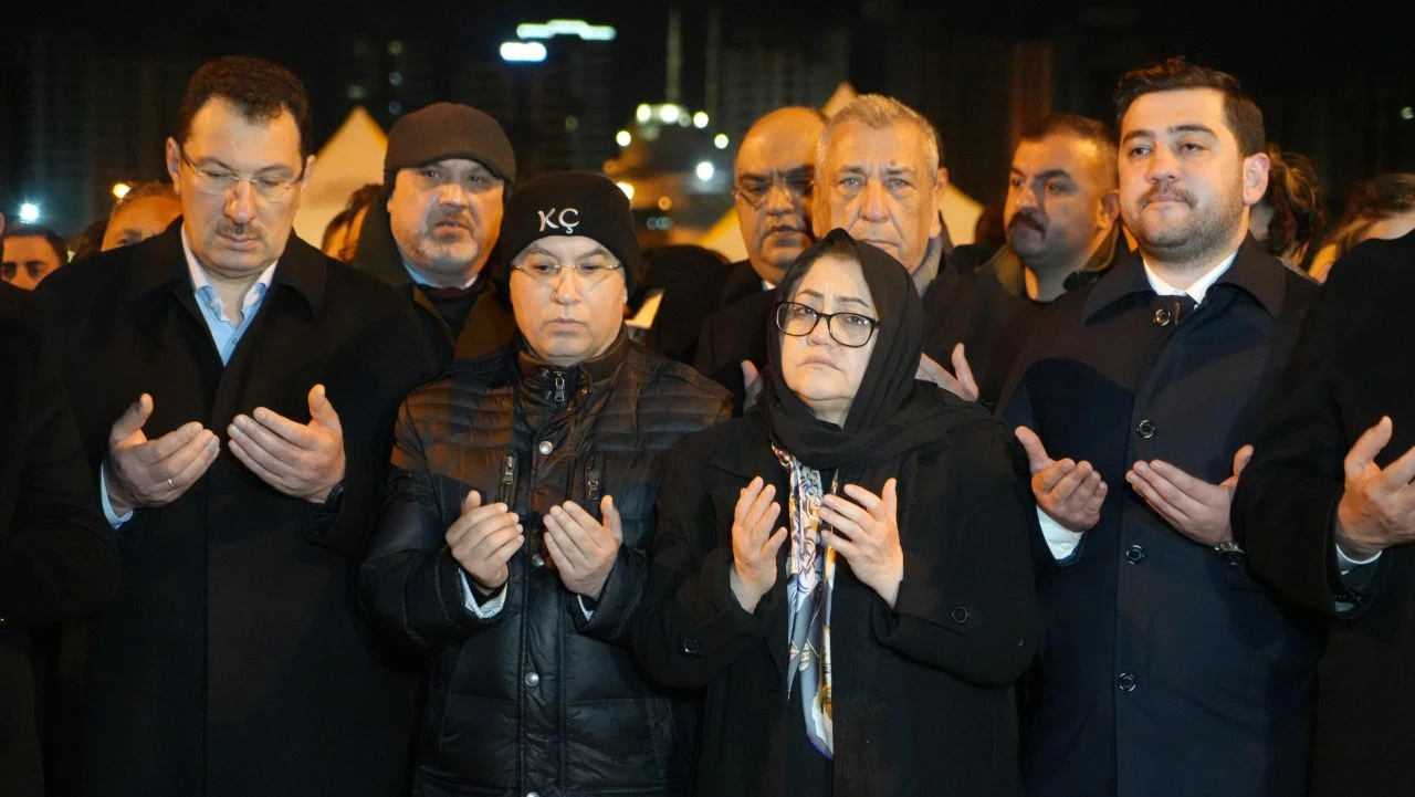 Hatay'da tüyleri diken diken eden anlar! Binlerce kişi hep bir ağızdan haykırdı: 'Sesimi duyan var mı?' - 9. Resim