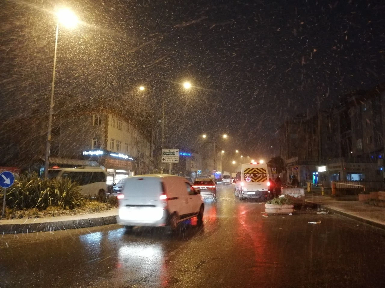 İstanbul güne yoğun kar yağışı ile uyandı! Meteoroloji karın en fazla görüleceği ilçeleri açıkladı