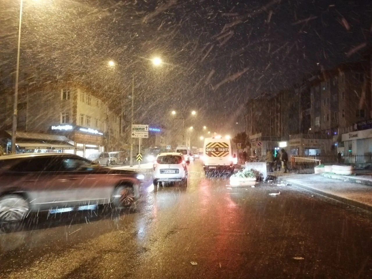 İstanbul güne yoğun kar yağışı ile uyandı! Meteoroloji karın en fazla görüleceği ilçeleri açıkladı