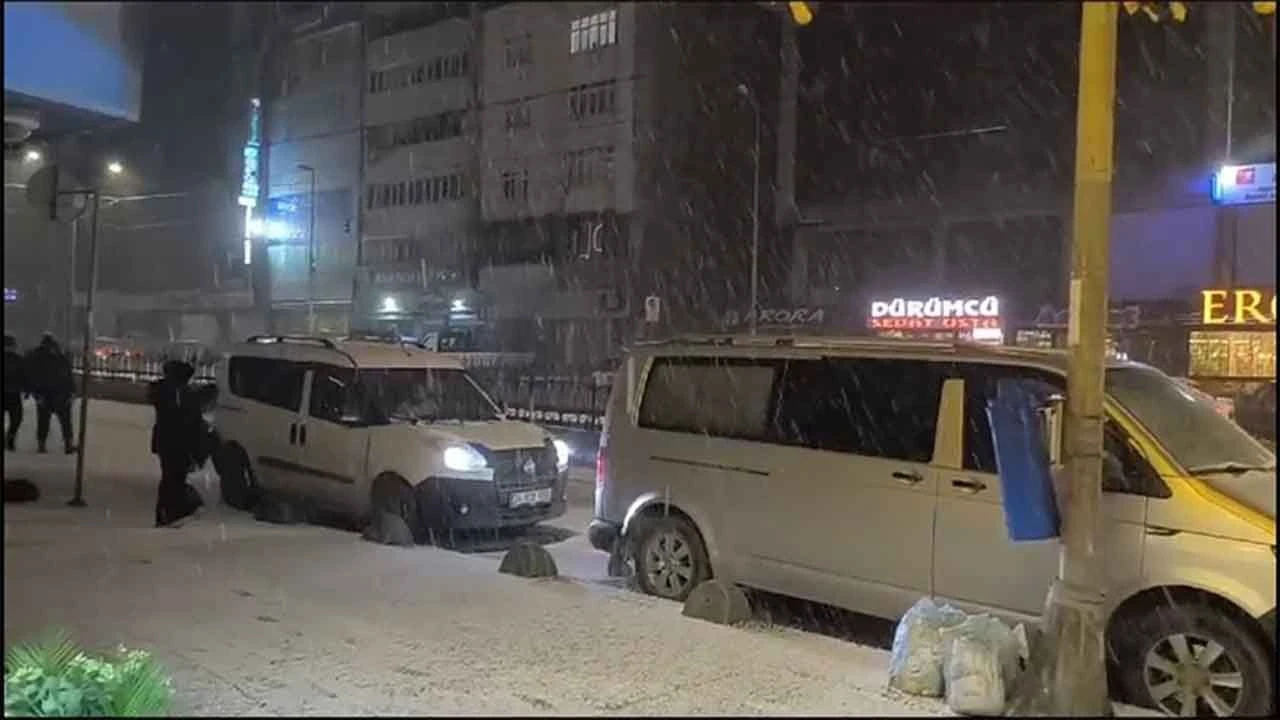 İstanbul'da kar yağışı etkisini artırdı! Meteoroloji'den sürücülere uyarı: Sakın çıkmayın! - 1. Resim