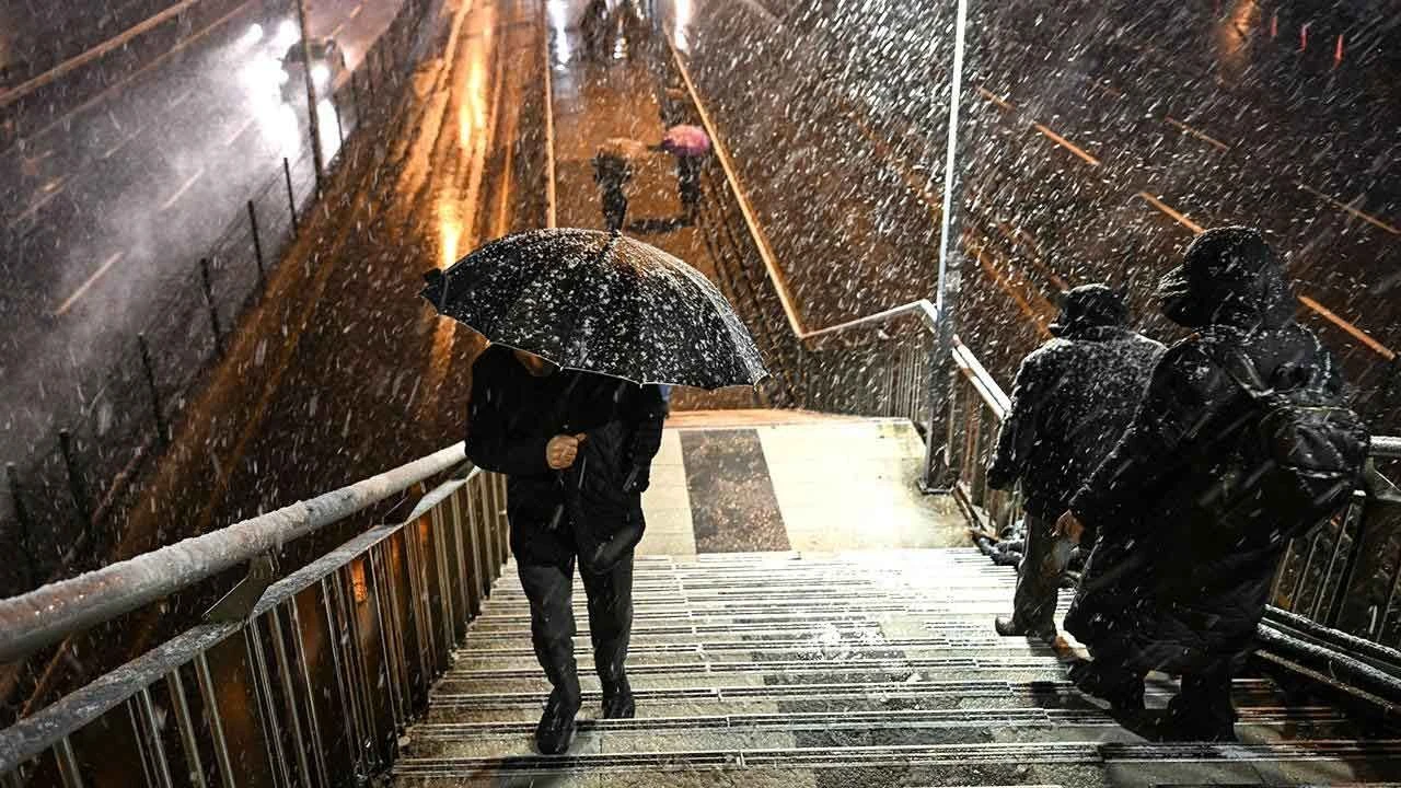 İstanbul&#039;da kar yağışı etkisini artırdı! Meteoroloji&#039;den sürücülere uyarı: Sakın çıkmayın!