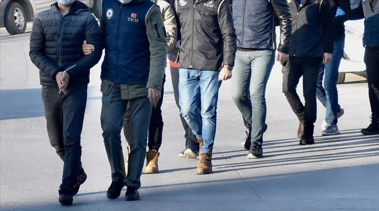 İzmir ve Manisa'da FETÖ operasyonu: Gözaltılar var - 1. Resim