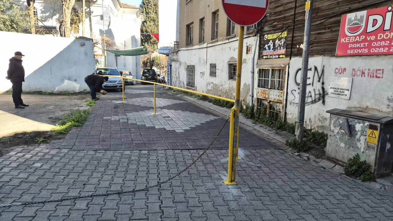 Ölçüm yapınca yolun kendisine ait olduğunu fark etti! Sokağı demir bariyerlerle çevreledi - 1. Resim