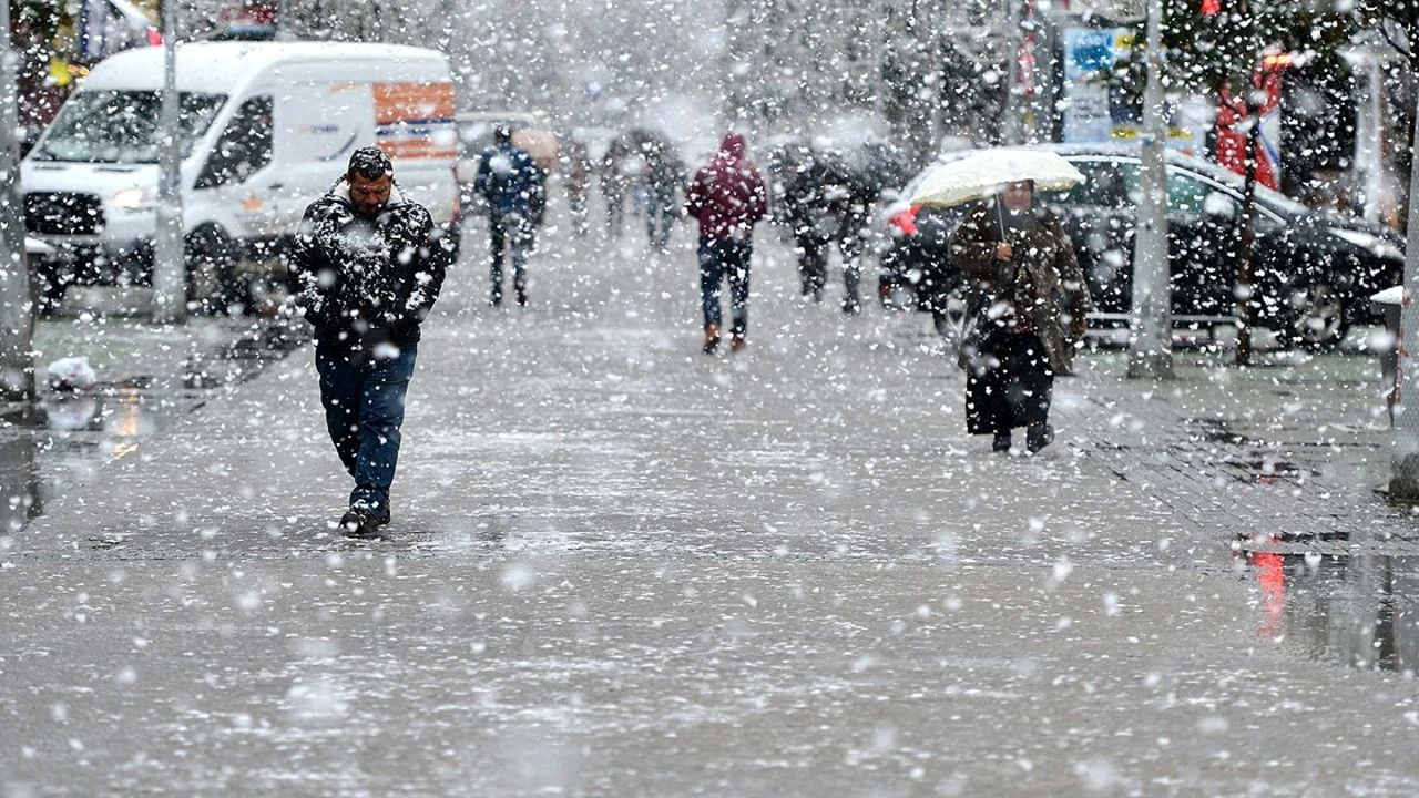 Trabzon&#039;da 7 Şubat&#039;ta okullar tatil mi? Kar yağışı gece boyunca devam edecek