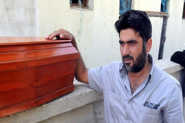 Oğlunun cenazesini 9 saat boyunca kucağında taşıdı - İZLE