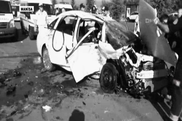 Manisa'da iki otomobil çarpıştı, 4 kişi öldü
