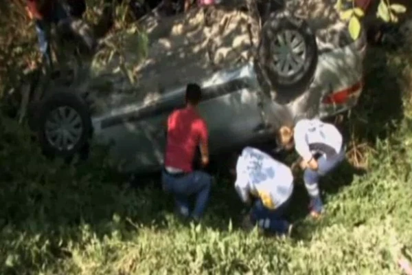 Otomobil bahçeye uçtu - İZLE