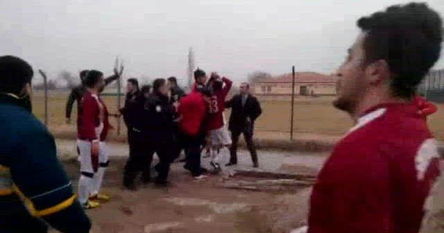 Amatör maçta kavga eden futbolcuları polis ayırdı