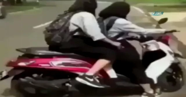 Kızların motosiklet yolculuğu 10 saniye sürdü