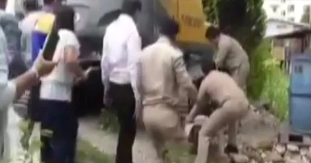 Poz vermek isterken canından oluyordu