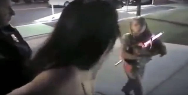 ABD’de polis, kadını dövdü
