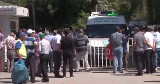 Adli tıp önünde ailelerin acı bekleyişi