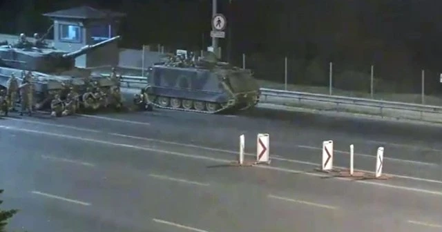 Hainler köprüde halka böyle ateş açtı