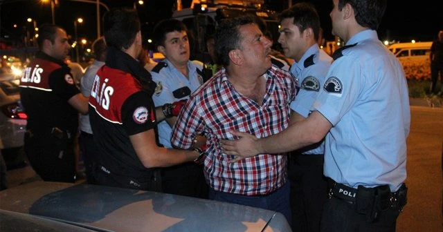 Hatalı sürücü gazetecilere saldırdı