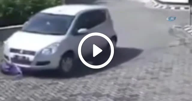 İnanılmaz kurtuluş, Çocuk aracın altından sağ çıktı!