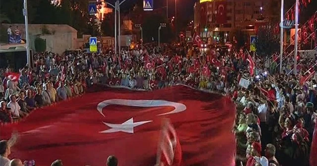 İstanbul’da demokrasi nöbeti sürüyor