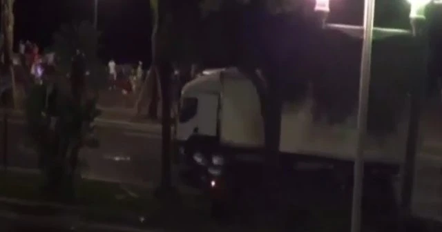 İşte Fransa'daki kamyonlu saldırı anı
