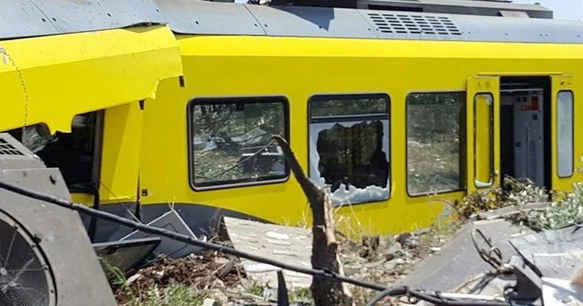 İtalya'da 2 tren kafa kafaya çarpıştı, 20 ölü