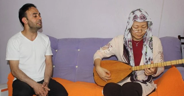 Japon gelin kanseri bağlama çalarak yenmeye çalışıyor