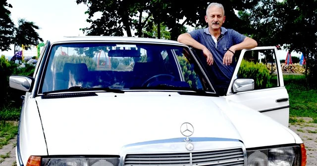 Kemal Sunal'ın otomobiline toz kondurmuyor