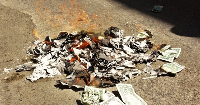 Kendilerine verilen sahte dolarları sokak ortasında yaktılar