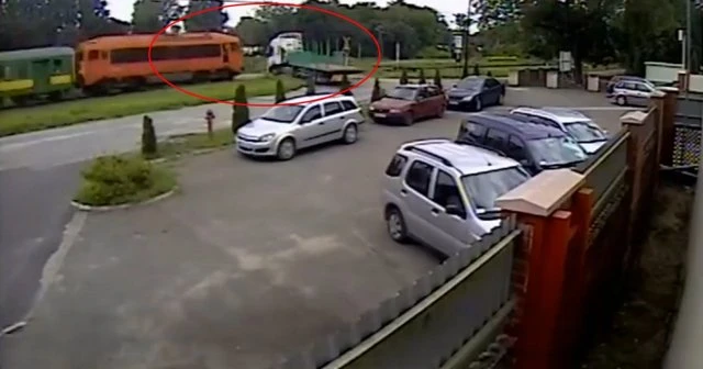Kontrolsüz TIR’ı  tren böyle biçti