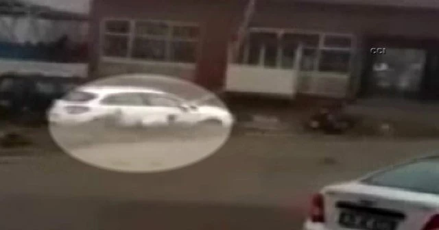 Motosikletini kurtarmak isterken sele kapıldı