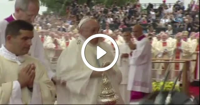 Papa ayin sırasında yere düştü
