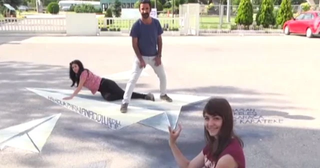 Parka kağıt uçakların 3 boyutlu resimlerini çizdiler