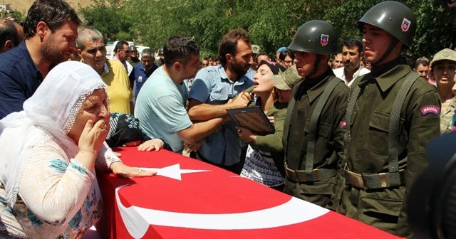 Şehit uzman çavuş Kürtçe ağıtlarla defnedildi