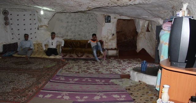 Sıcaktan bunalınca mağaraya taşındılar