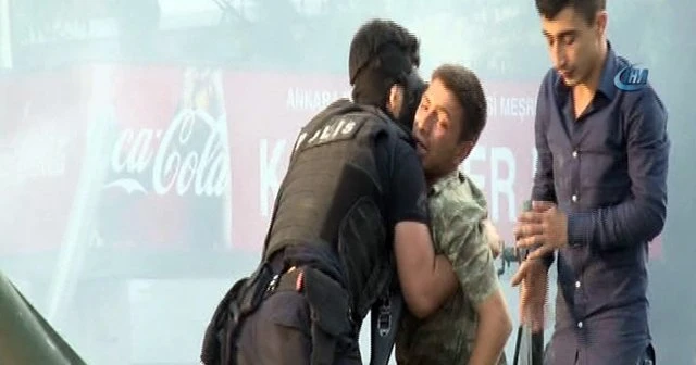 Sıhhıye’de linç edilmek istenilen asker tank içinde mahsur kaldı